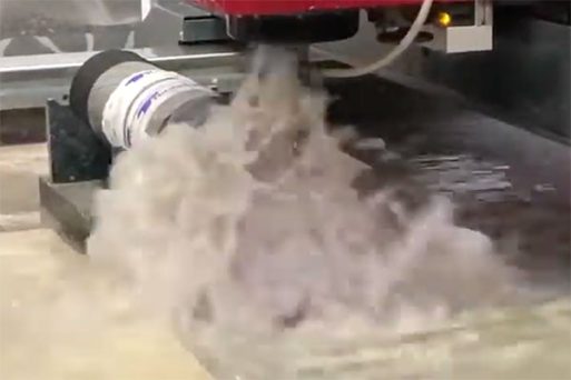 Taglio di cavo in acciaio mediante sistema a getto d'acqua ad alta pressione